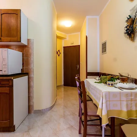 In Mit Moebliertem Balkon By Interhome Apartamento